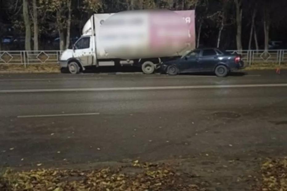 В Самаре легковушка влетела в грузовик, пострадал 19-летний пассажир