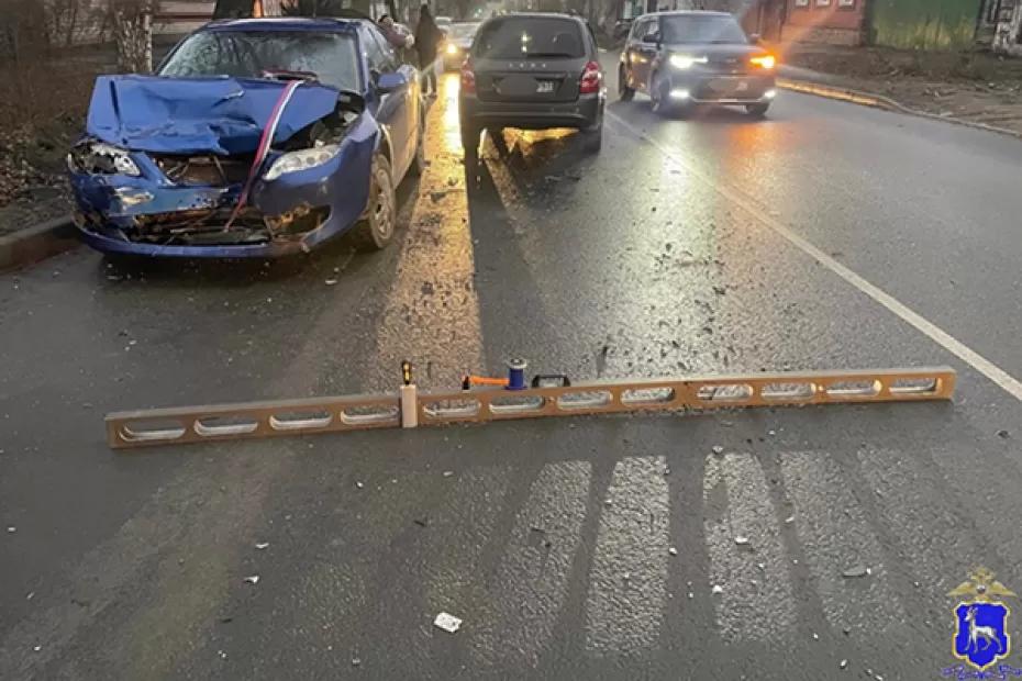 В Сызрани два человека пострадали в результате столкновения Mitsubishi, LADA и Mazda - появились подробности