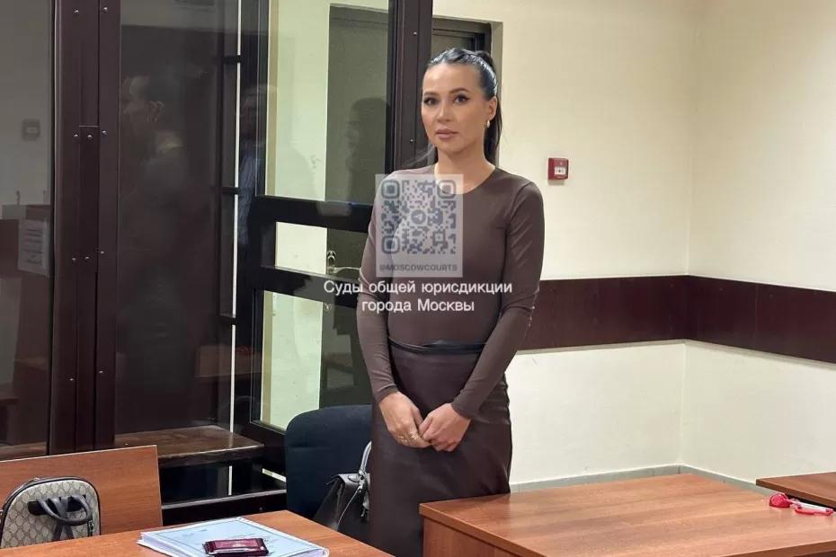 Продлен домашний арест блогера Лерчек и ее бывшего мужа - фото