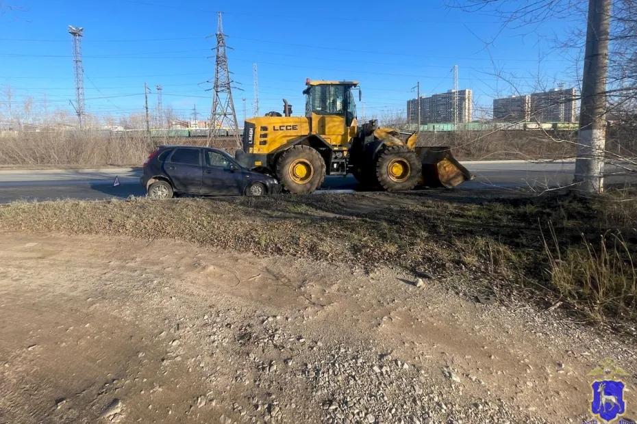 В Тольятти «Калина» врезалась в стоявший на краю дороги погрузчик: что известно на данный момент