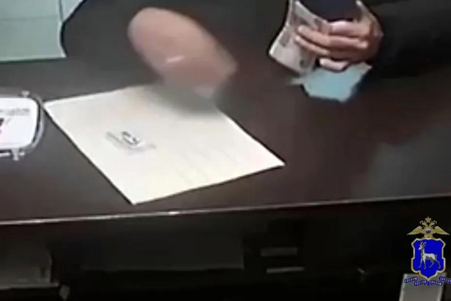 В Самаре посетитель ломбарда украл украшения на 340 тысяч рублей и сдал их в другое место: что произошло