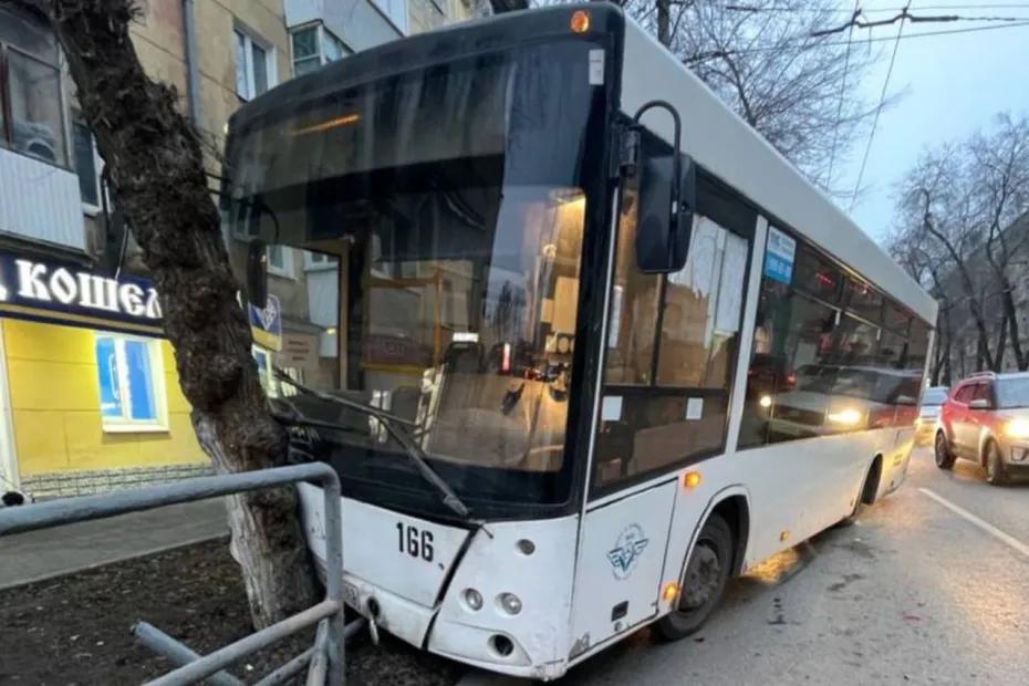 В Самаре пассажирский автобус врезался в дерево, ударившись о «Мерседес» - появились подробности