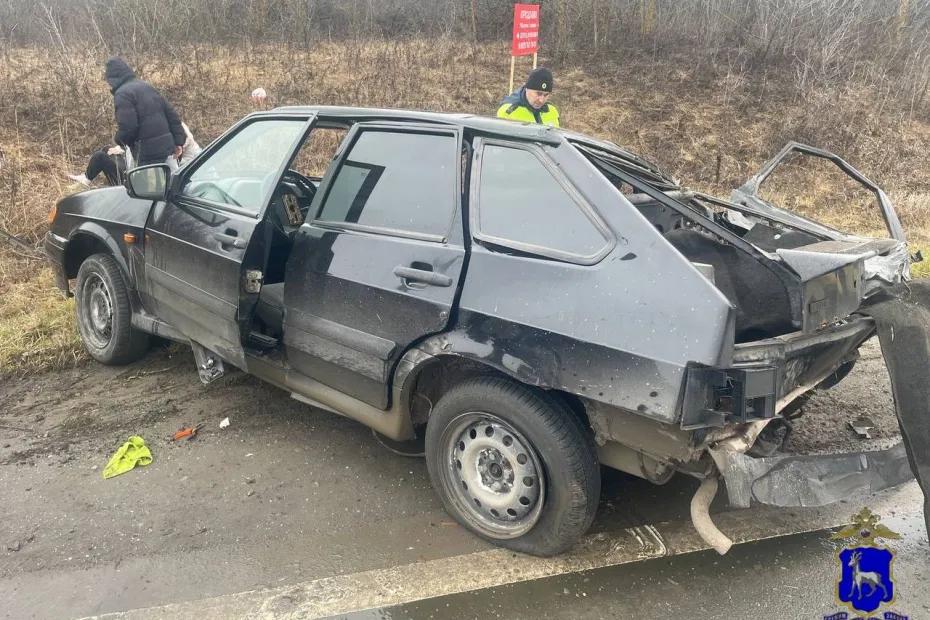 Три человека пострадали в столкновении двух легковушек под Самарой - фото