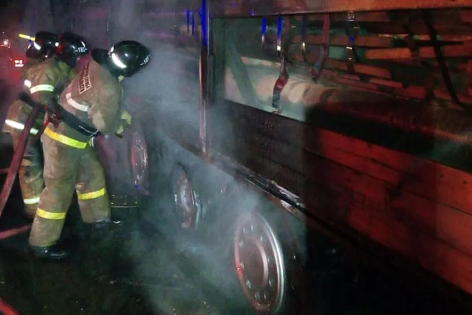 На трассе М-5 в Самарской области загорелся грузовик