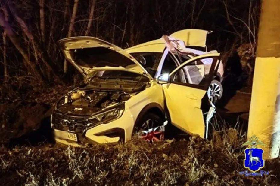 В Тольятти &laquo;Веста&raquo; влетела в столб, пострадали два человека - появились подробности