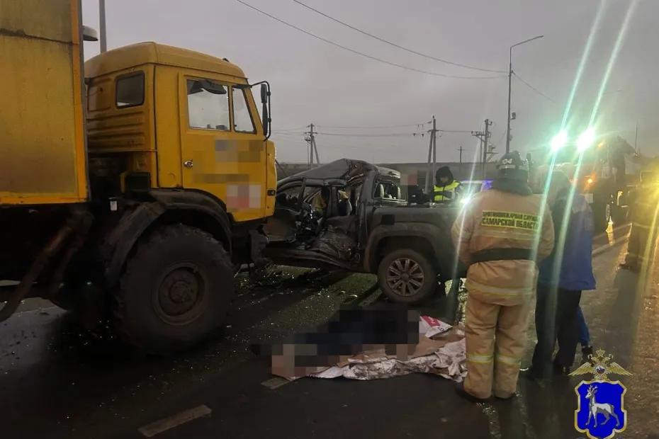 Пикап и КАМАЗ столкнулись в Самарской области вечером в пятницу - последние новости