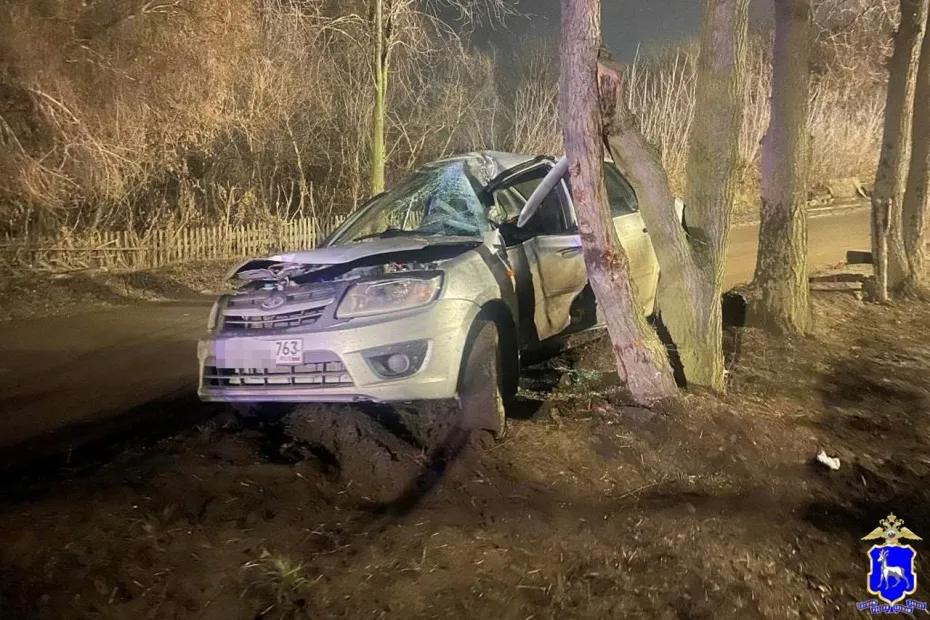 В Самаре &laquo;Гранта&raquo; врезалась в дерево: что известно на данный момент
