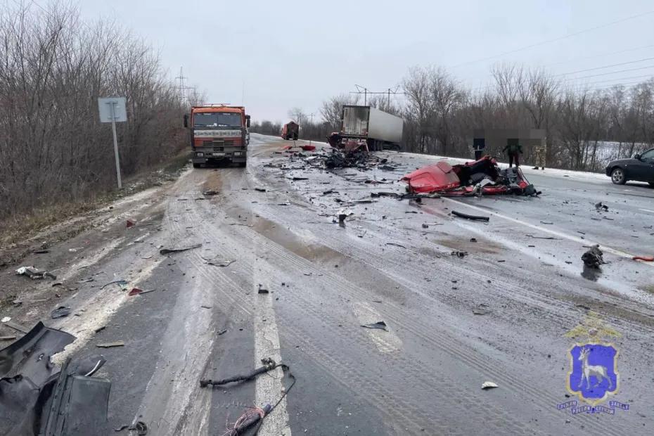 В столкновении двух грузовиков на трассе Р-229 под Самарой погиб один из водителей