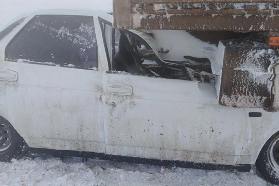 На автодороге в Самарской области 19-летний водитель на Lada Priora врезался в грузовик