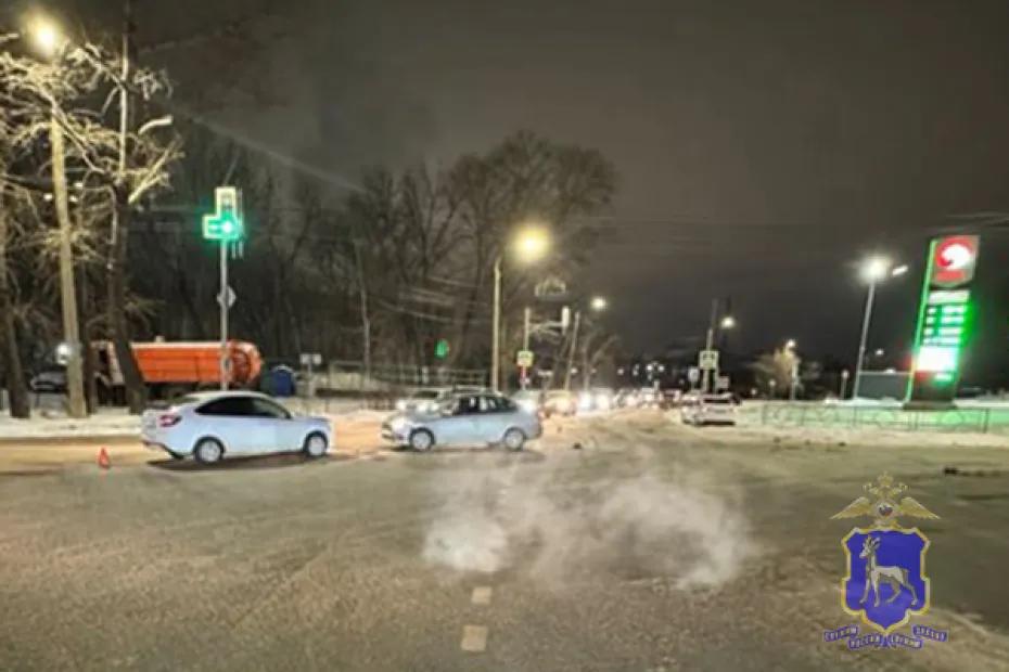 На перекрестке в Самаре столкнулись две &laquo;Гранты&raquo;, пострадал один человек - появились подробности