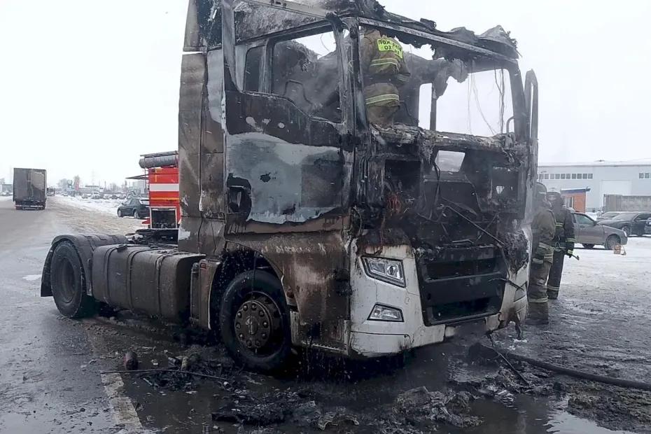 Под Тольятти на обочине дороги загорелся тягач