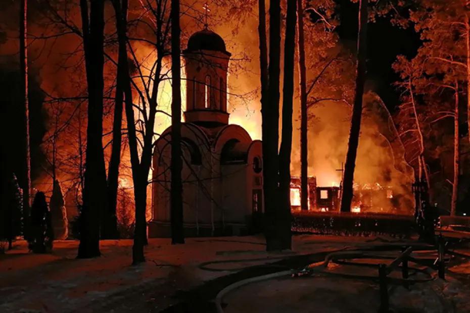 В поселке Самарской области более 60 человек тушили горящий частный дом возле часовни 