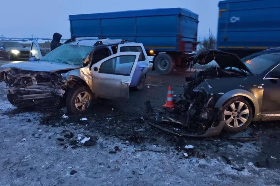 Два человека погибли, один в тяжелом состоянии в результате лобового столкновения двух легковых автомобилей в Самарской области - появились подробности