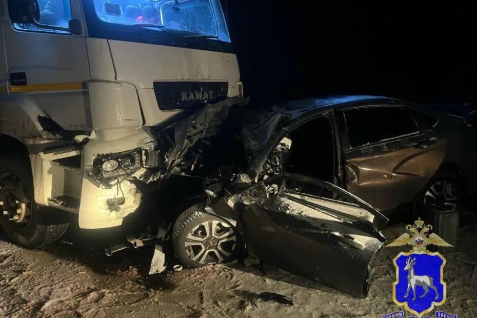 В Самарской области &laquo;Веста&raquo; влетела в КАМАЗ - погибли водитель и пассажир легковушки