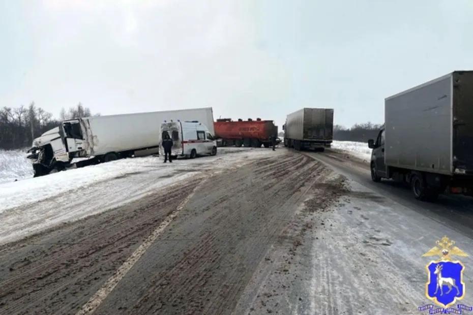 На трассе М-5 в Самарской области столкнулись 4 грузовика, пострадал водитель одного из них