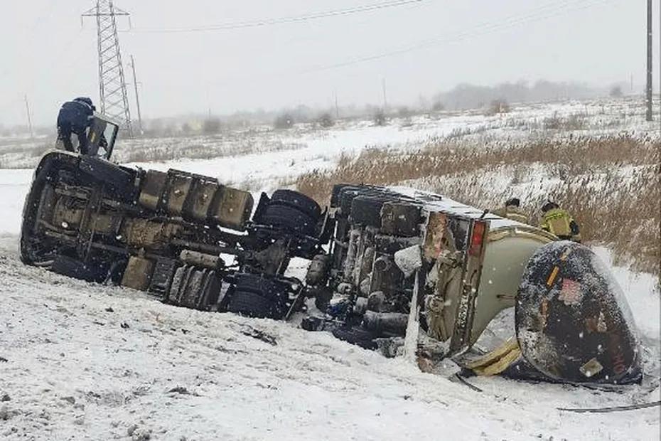 Под Самарой опрокинулся пустой нефтевоз