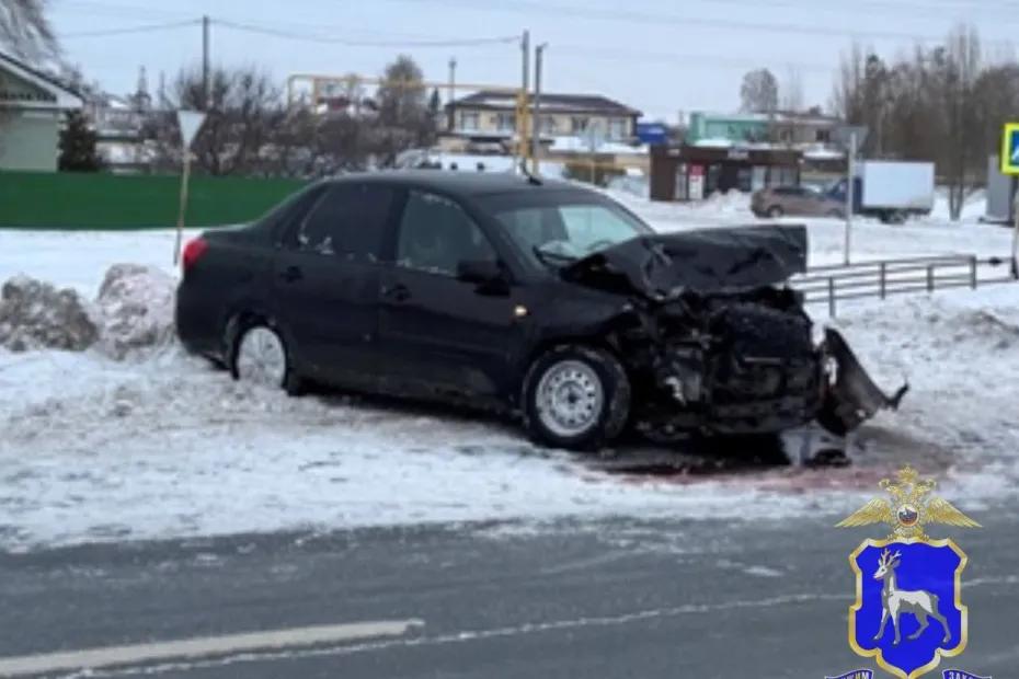 В столкновении двух иномарок в Самарской области пострадала женщина-пассажир