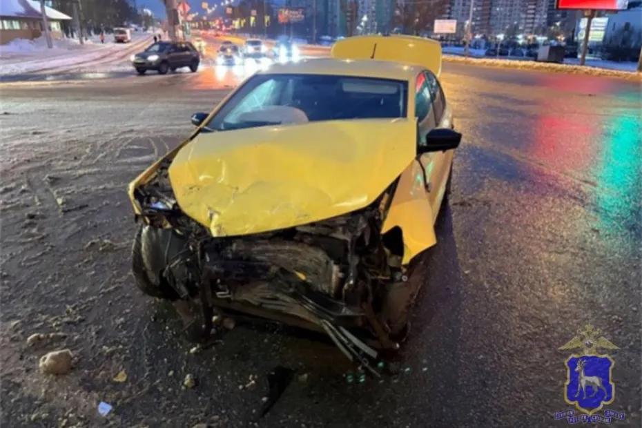 Женщина пострадала в столкновении двух автомобилей в Самаре: что произошло