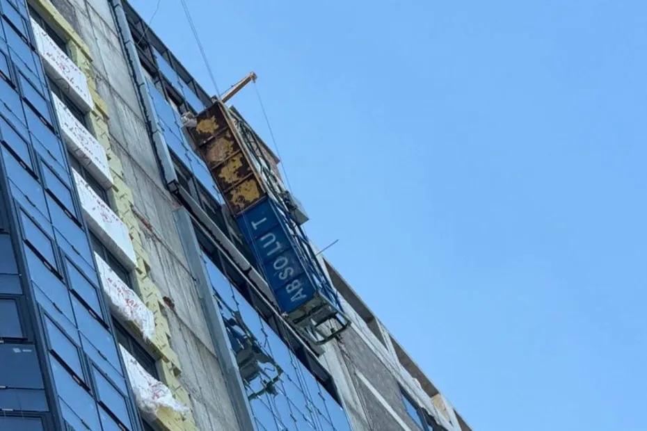 В Самаре погибли двое рабочих, занимавшихся остеклением 20 этажа высотки: что известно на данный момент