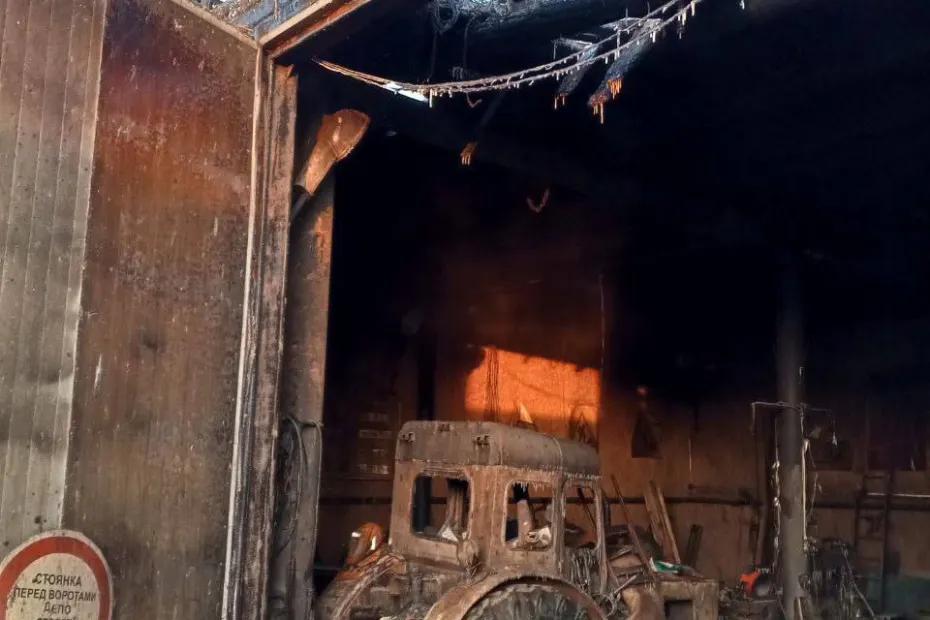 В селе Самарской области ночью в воскресенье 17 человек тушили горящий гараж - появились подробности