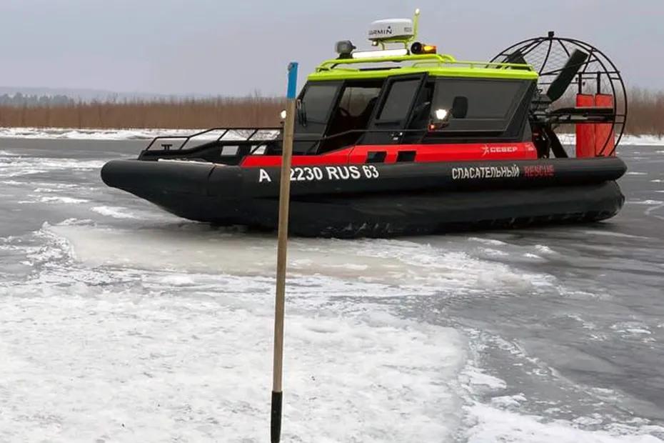 Под Самарой на Волге в Крещение спасли рыбака - фото