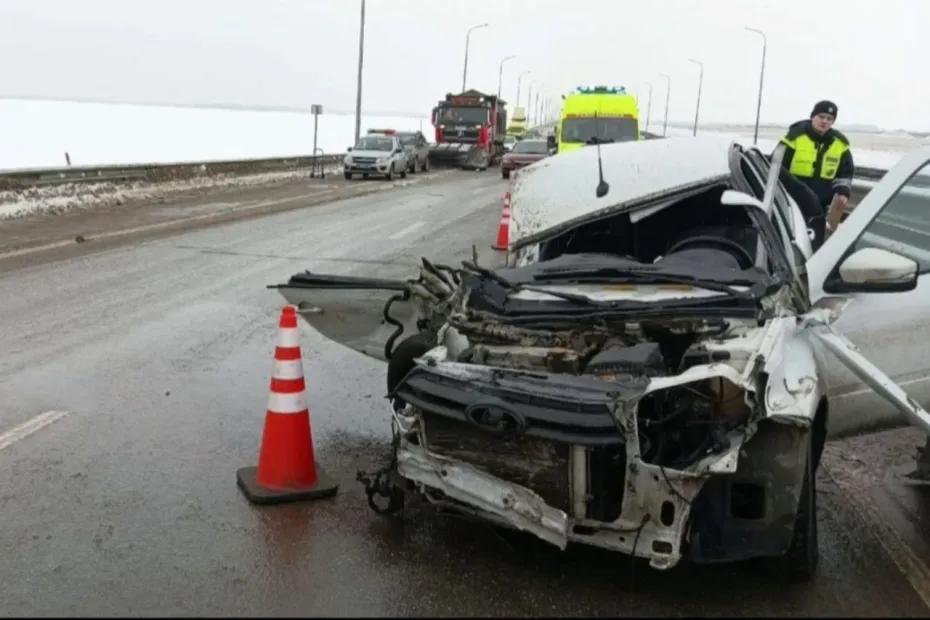 На Обходе Тольятти &laquo;Гранта&raquo; влетела в грузовик, погиб пассажир легковушки: что известно на данный момент