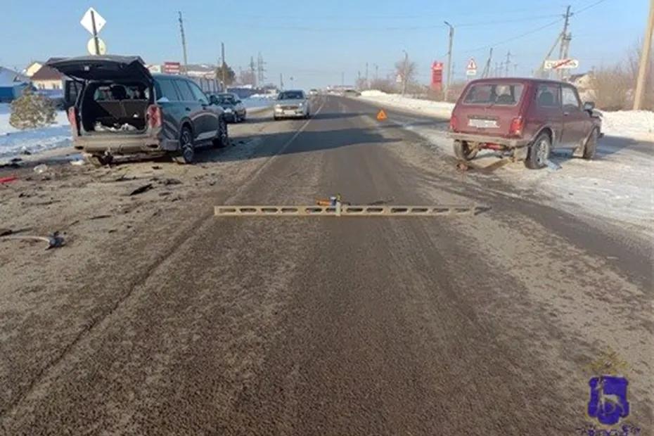 В Самарской области пострадал 18-летний водитель российского внедорожника, ударившегося о китайский кроссовер