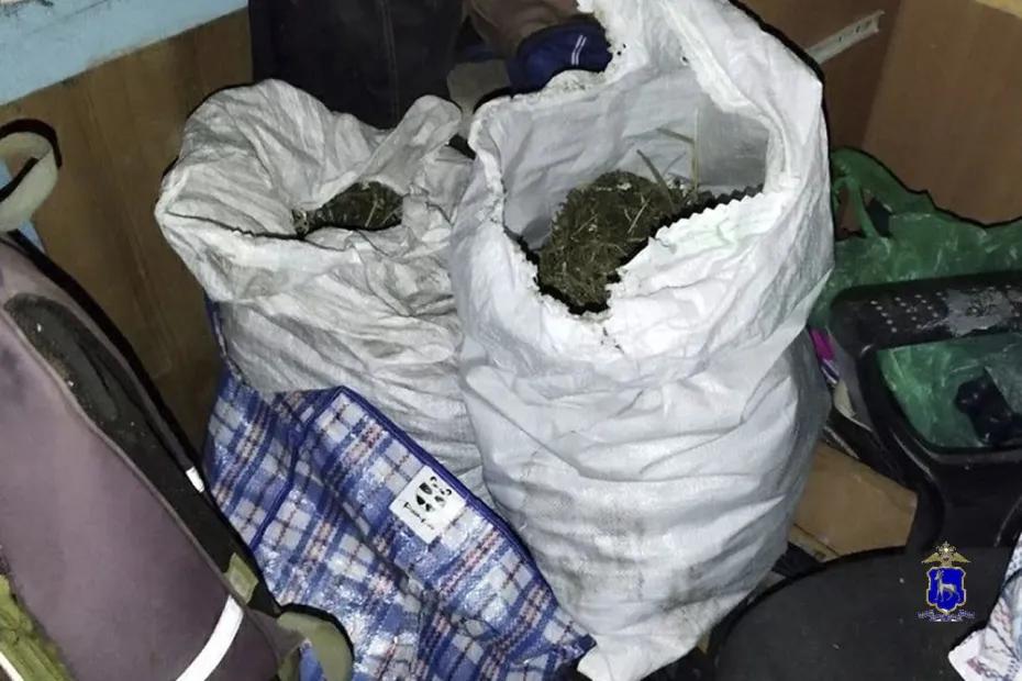 Житель Самарской области насушил себе на зиму два мешка марихуаны - фото