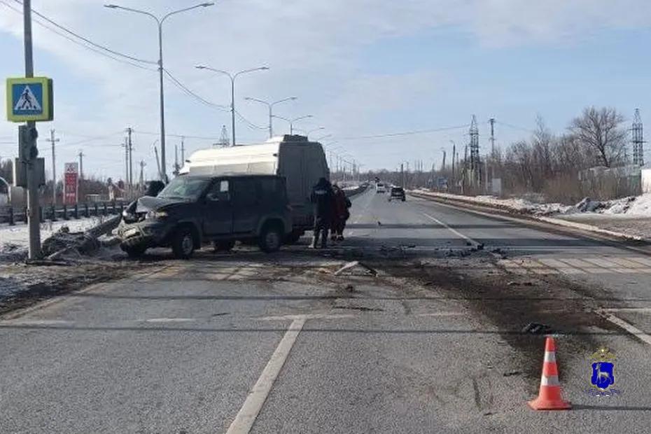 Микроавтобус врезался во внедорожник на трассе в Самарской области, пострадали 2 человека: что произошло