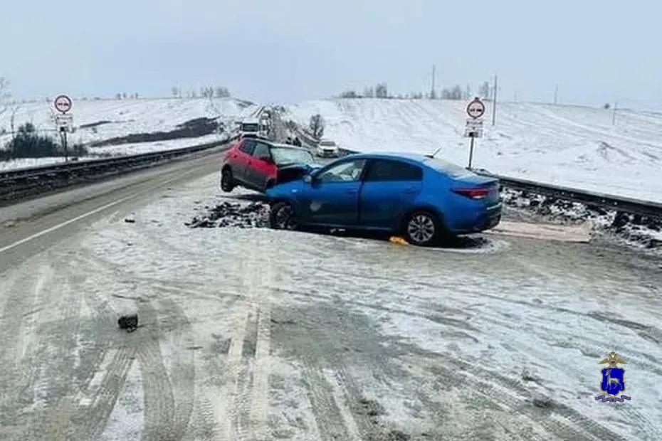 Пять человек пострадали в столкновении двух легковушек на трассе М-5 в Самарской области