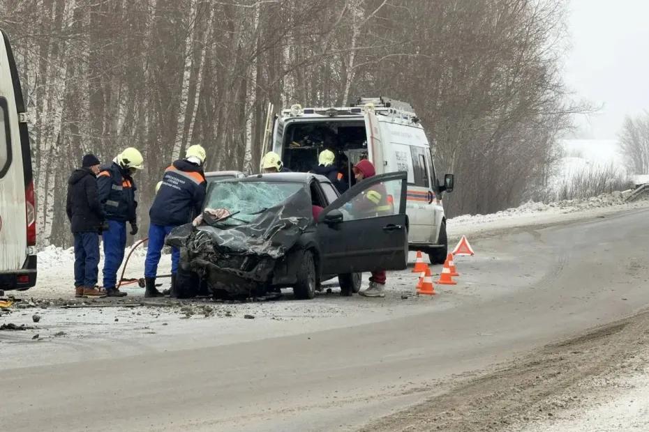 Ребенок и двое взрослых пострадали в столкновении минивэна с легковушкой в Самарской области - последние новости