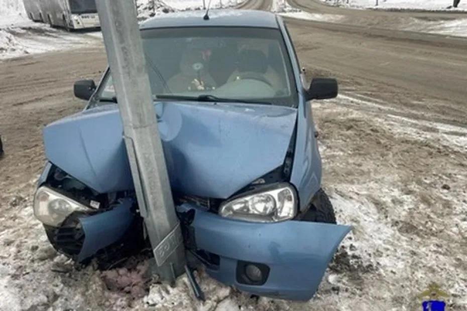 В Самаре легковушка влетела в световую опору