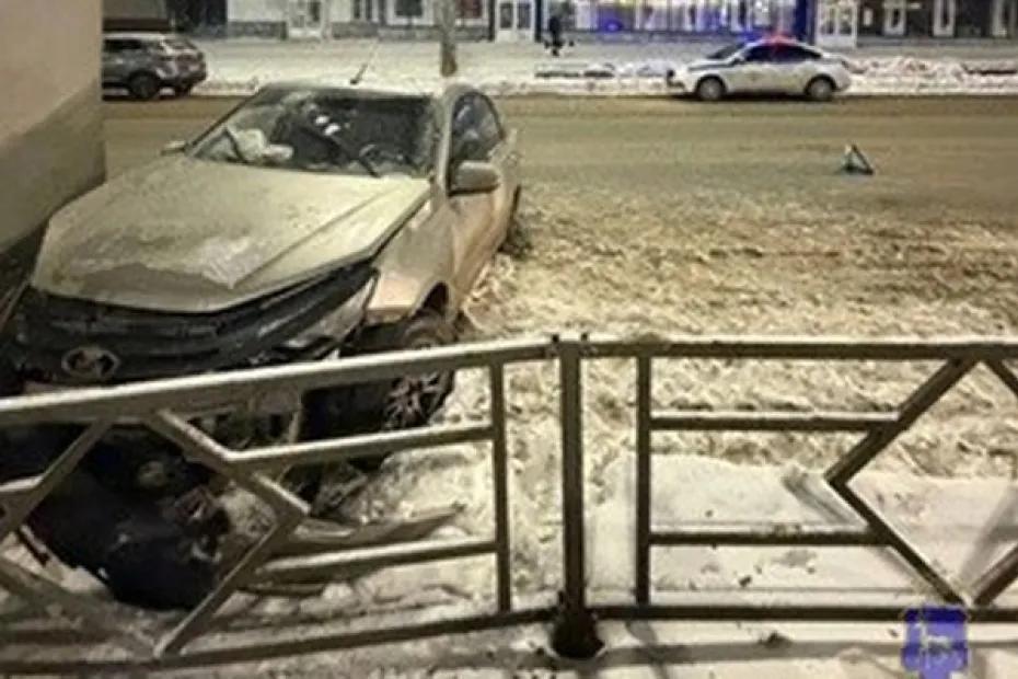 В Самаре легковушка врезалась в бетонную стену: что произошло