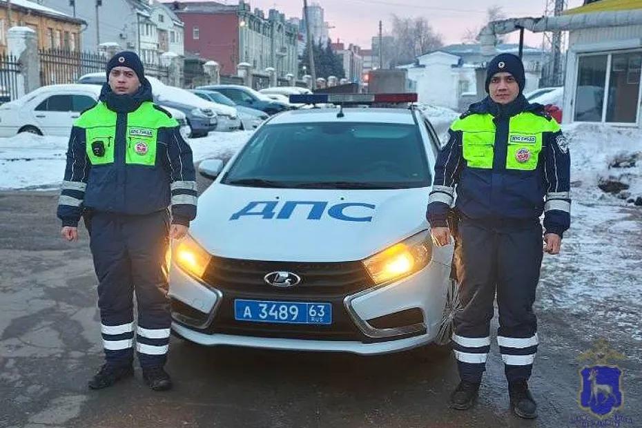 В Самаре полицейские оперативно доставили в больницу водителя, у которого случился гипертонический криз - последние новости