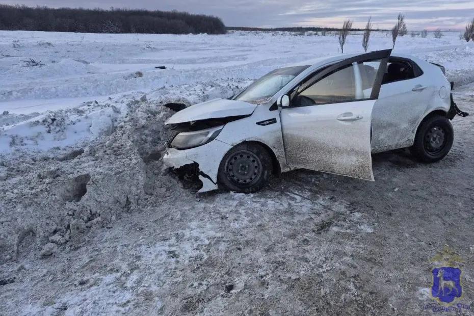 Женщина на легковушке столкнулась в лоб с грузовиком на трассе Р-229 в Самарской области