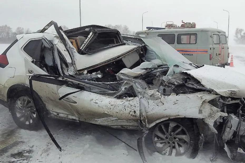 На Обходе Тольятти спасатели освободили женщину из кроссовера, который врезался в стоящий грузовик - фото