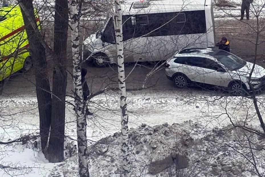 В Тольятти в столкновении ГАЗели с &laquo;Вестой&raquo; пострадали два пассажира маршрутки - фото