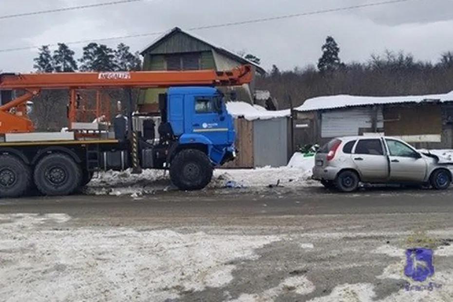 В Тольятти легковушка влетела в КАМАЗ: что произошло