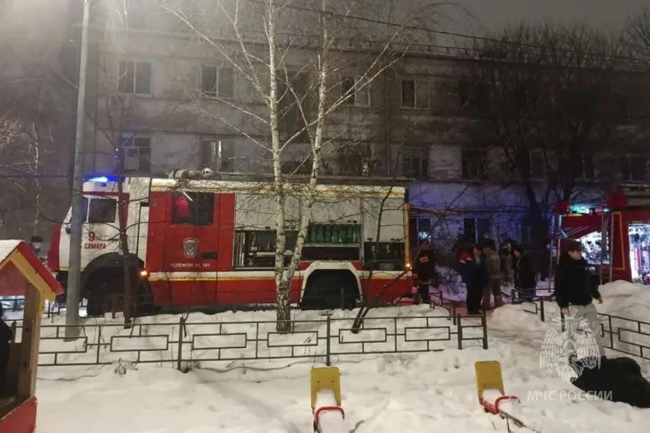 В Самаре загорелись две квартиры в трехэтажке - один человек погиб, четверо пострадали