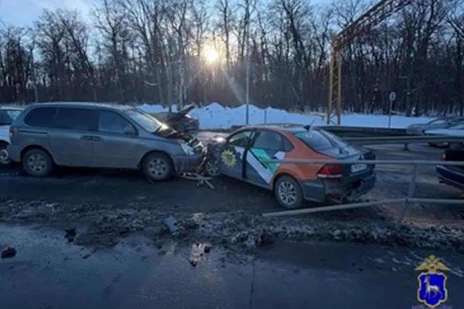 В Самаре водитель на каршеринговом &laquo;Фольксвагене&raquo; устроил аварию с минивэном и внедорожником - фото