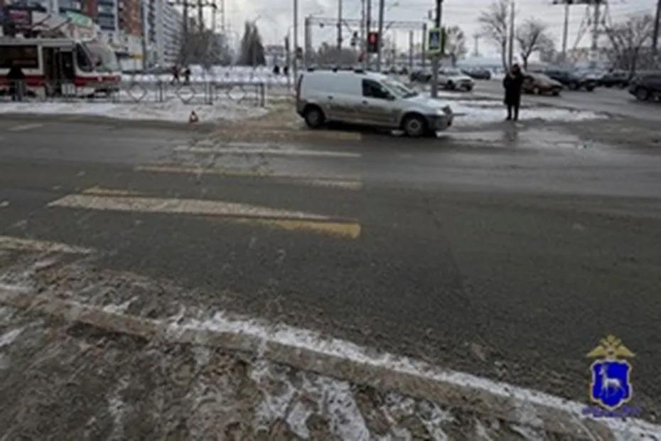 В Самаре на пешеходном переходе под колеса универсала попала женщина