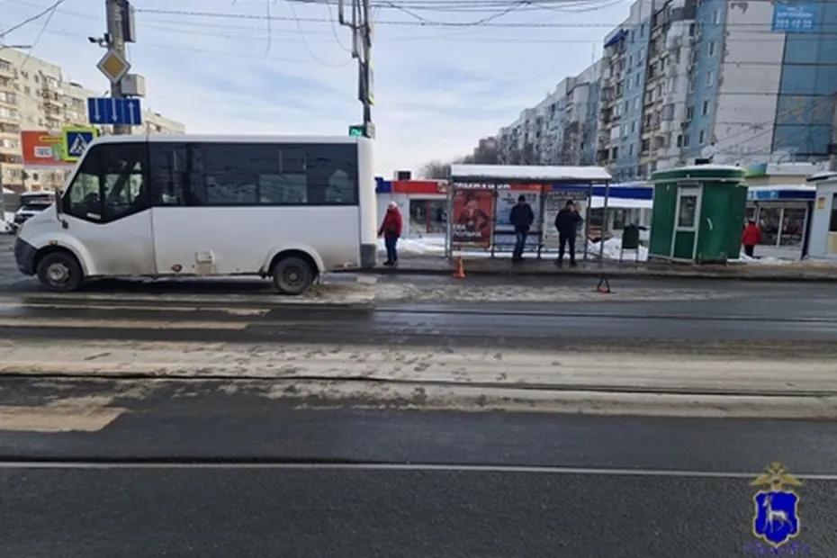 В Самаре маршрутка сбила мужчину, который шел к трамваю - появились подробности