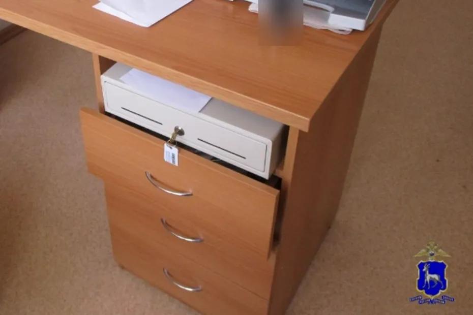 В Самарской области животновод украл полмиллиона, потому что коллеги не заперли тумбочку с деньгами