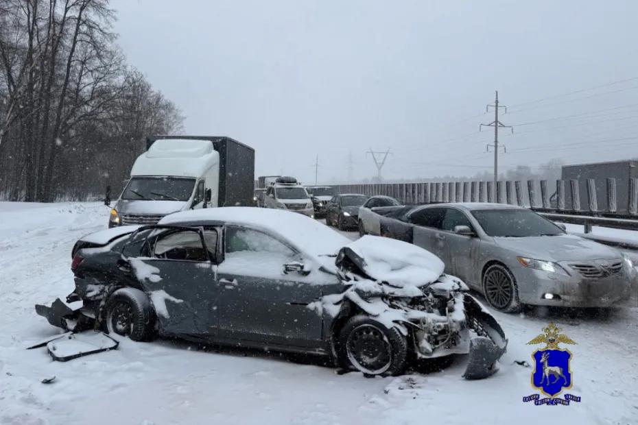 На трассе М-5 в Самарской области Volkswagen врезался в GAC, ГАЗ и Dongfeng 