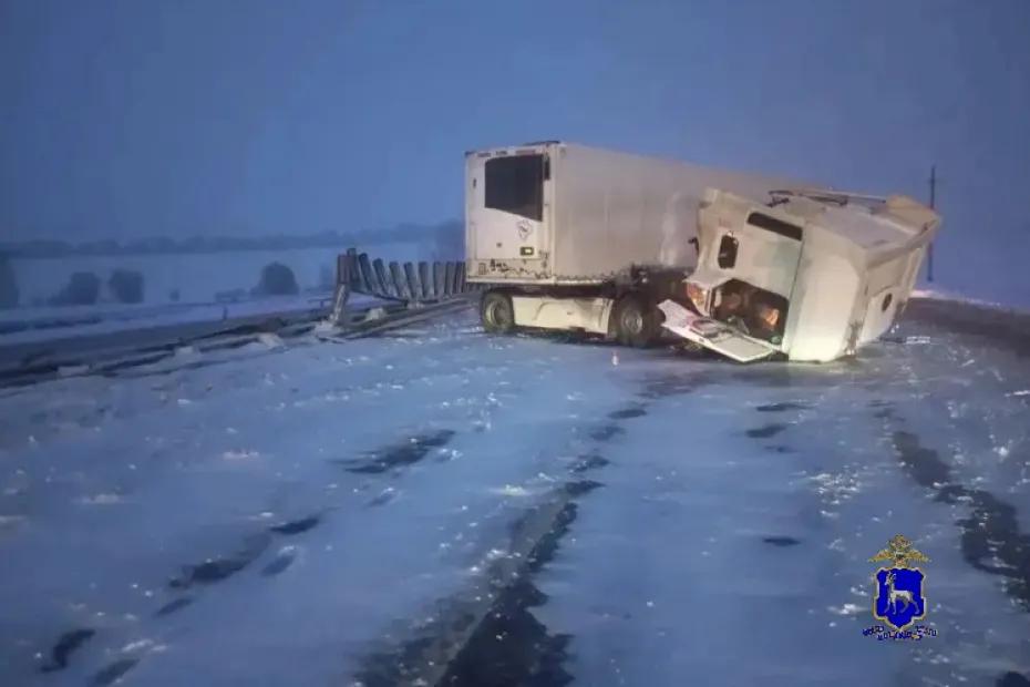 В Самарской области водитель грузовика снес барьерное ограждение и попал в больницу: что известно на данный момент