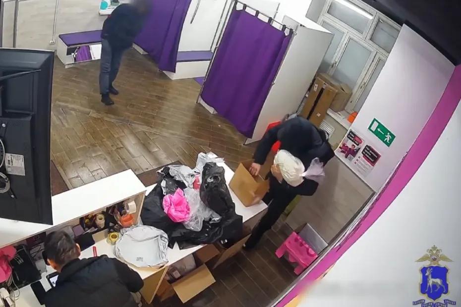 В Тольятти пятеро воров украли из пункта выдачи заказов маркетплейса золото на 350 тысяч рублей - появились подробности