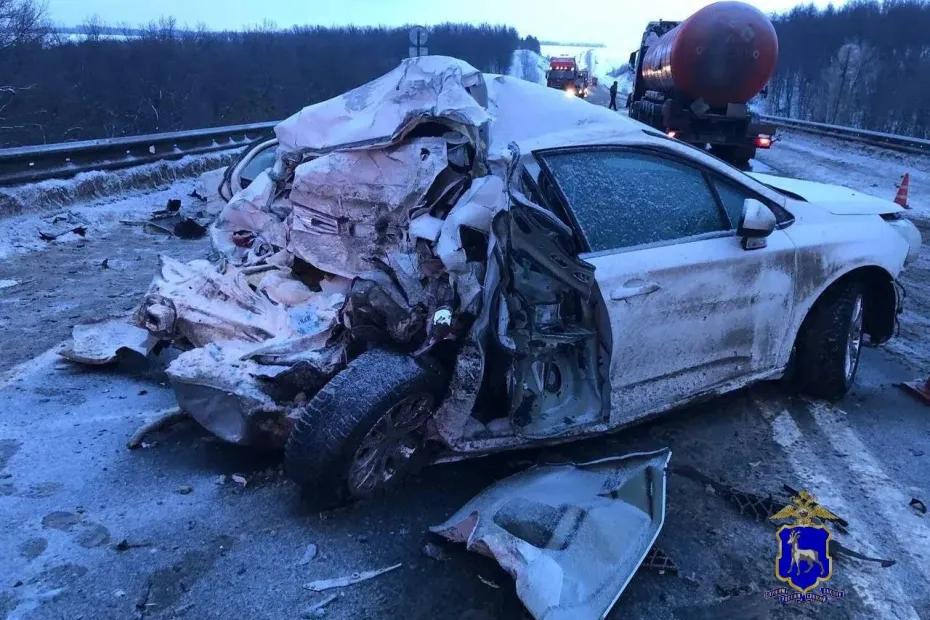 Женщина погибла в лобовом столкновении легковушки с грузовиком на трассе р-241 в Самарской области