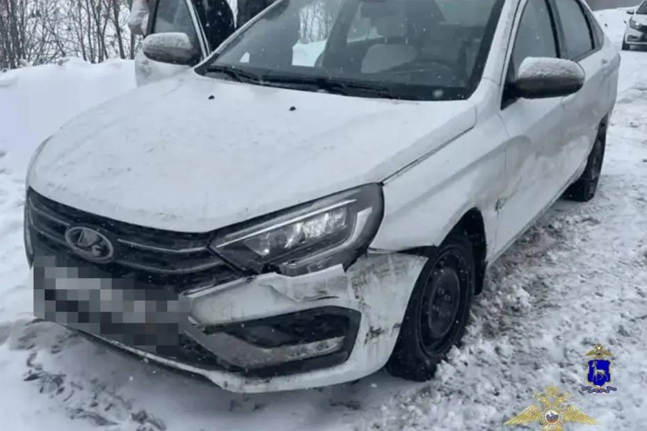 Под Самарой женщина на &laquo;Весте&raquo; влетела в ограждение - появились подробности