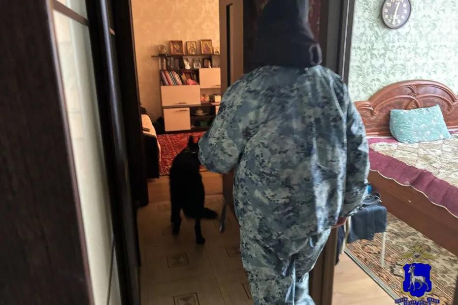 Полицейские с собакой пришли в наркоманский притон под Самарой: что известно на данный момент