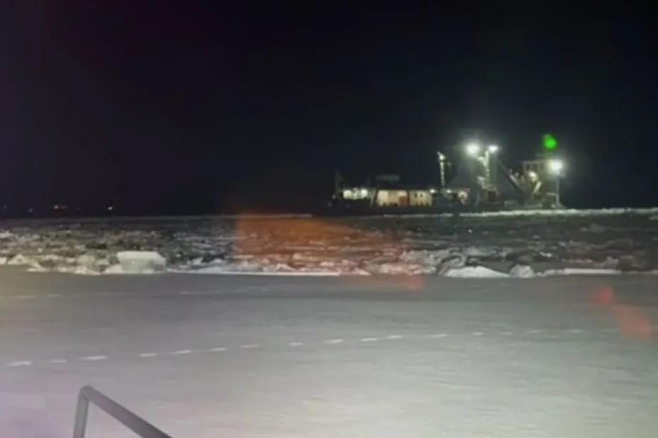 В Самарской области на Волге спасли двух человек, которые застряли на снегоходе: что известно на данный момент